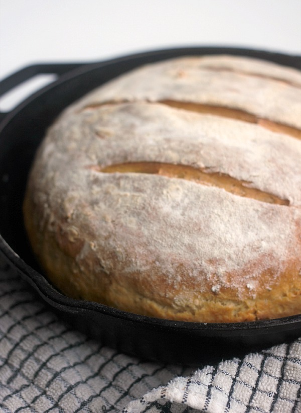 Miche de pain cuite au four dans une poêle