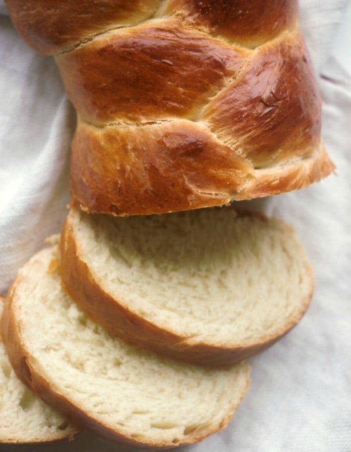 Élesztővel készült challah kenyér